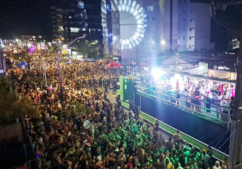  Guaratuba: multidão acompanha trios elétricos na Avenida 29 de Abril