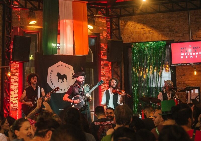  Irish punk e rock pirata animam St. Patrick’s Day do Bar Crossroads