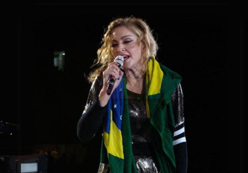  Madonna chega ao Brasil e fãs comemoram