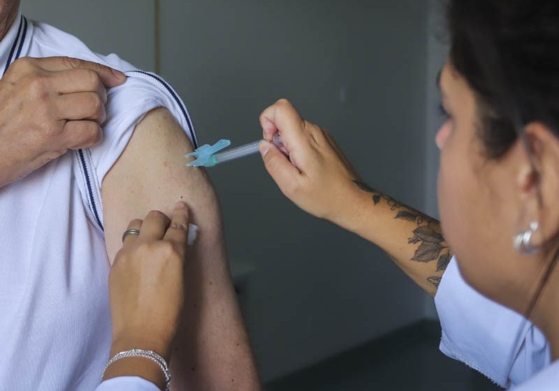  Equipes das unidades de saúde de Curitiba aplicam 15,9 mil doses de vacinas no Dia D