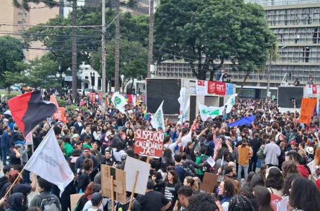 Manifestação contra terceirização das escolas do PR reúne 10 mil pessoas no Centro de Curitiba