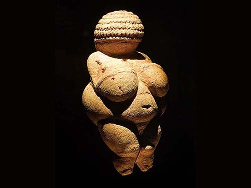 "Venus de Willendorf"- Estatueta esculpida entre 28 000 e 25 000 a.C- foto de Jorge Royan. Museu de História Natural de Viena. Wikimedia Commons.