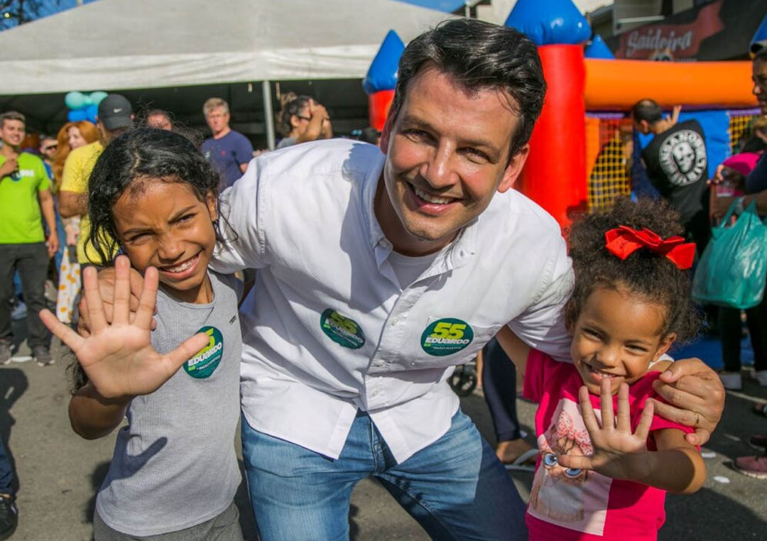 No Dia das Crianças, Eduardo celebra infância e destaca propostas para os curitibinhas