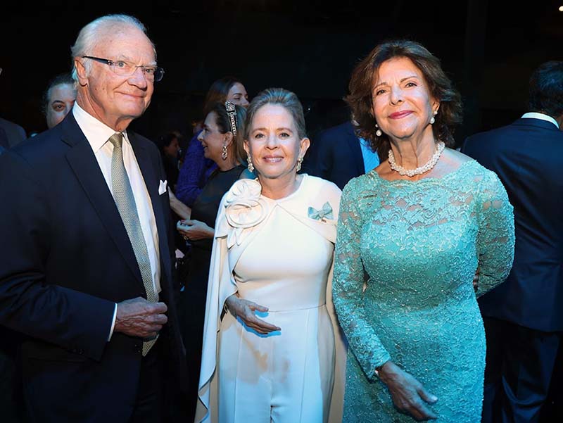 FOTO 1A Da esquerda para a direita Rei Carl XVI Gustaf Rosana Camargo de Arruda Botelho e Rainha Silvia da Suécia