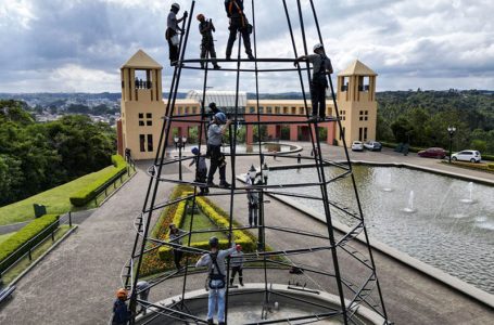 Com 20 metros de altura, árvores do Natal de Curitiba são montadas no Parque Tanguá