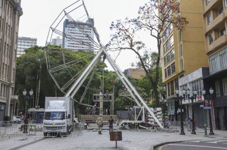 Natal de Curitiba: roda-gigante começa a ser montada na Rua XV