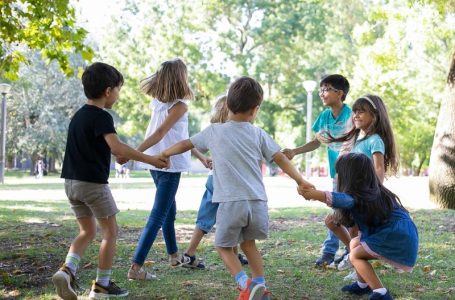 Longe das telas: brincadeiras antigas são atração da colônia de férias da Escola Atuação