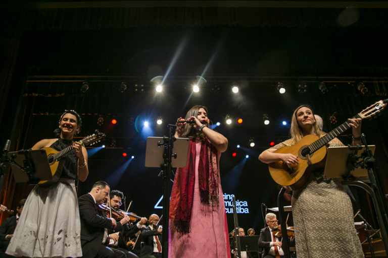 Oficina de Música de Curitiba estreia com encontro vibrante de orquestras e plateia lotada