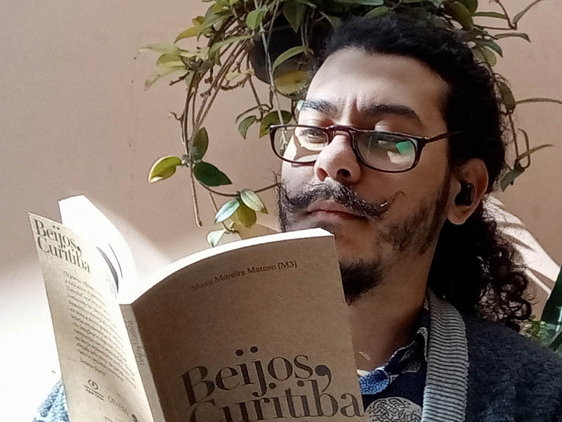livro de bolso com poemas