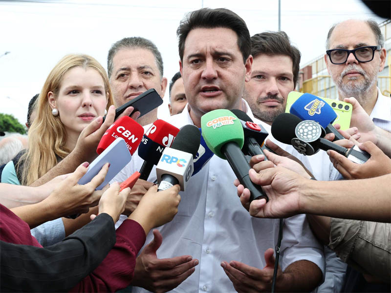 ratinho junior dando entrevista