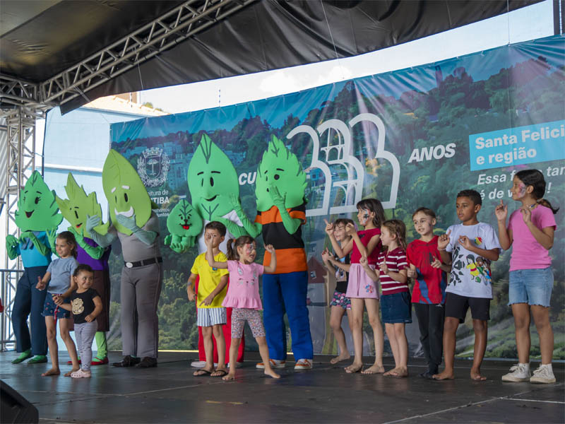 crianças a atores no palco