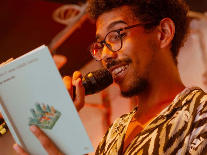 Roda de conversa e Entrelaços Poéticos com Jean Marcos (foto), Thaís Lima e Alma em Blumenau